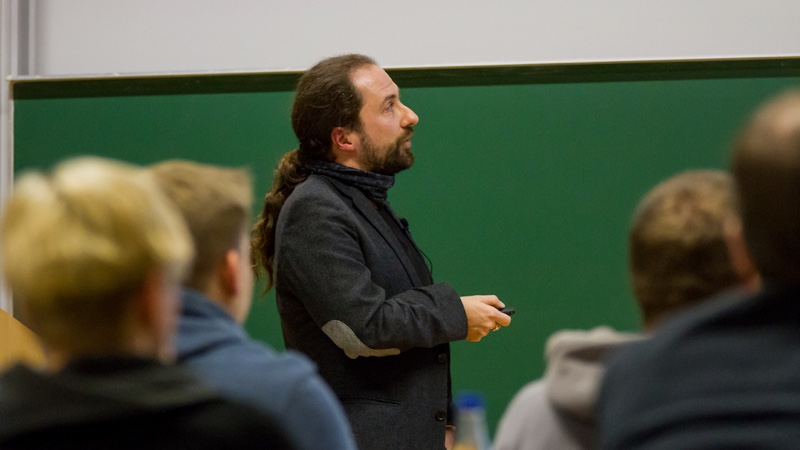 Wissenschaftliches Schreiben im Studium von Dr. Daniel Wessel. Foto: Neofotografie